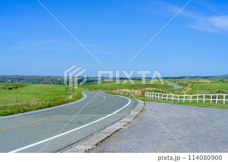 うららかな青空と雲(阿蘇大観峰・ミルクロード風景)(大自然の阿蘇ミルクロードから観える風景) 114080900