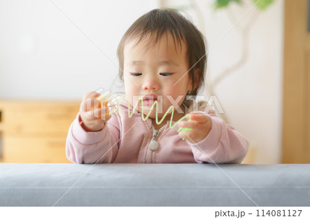 ソファで遊ぶ赤ちゃん ソファで遊ぶ赤ちゃん 114081127