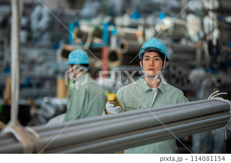 倉庫　作業員 若い男性 114081154