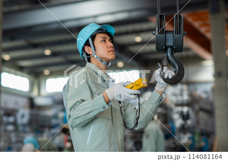 倉庫　作業員 若い男性 114081164