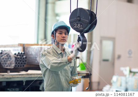 倉庫　作業員 若い男性 114081167