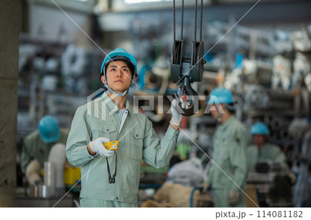 倉庫　作業員 若い男性 114081182