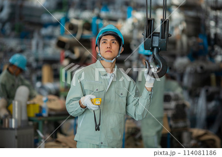 倉庫　作業員 若い男性 114081186