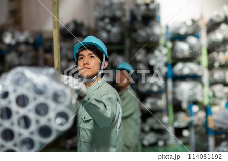 倉庫　作業員 若い男性 114081192
