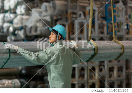倉庫　作業員 若い男性 114081195