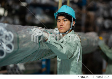 倉庫　作業員 若い男性 114081202