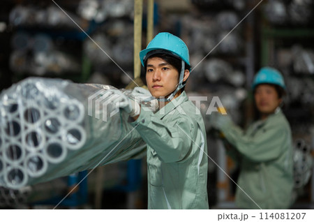 倉庫　作業員 若い男性 114081207