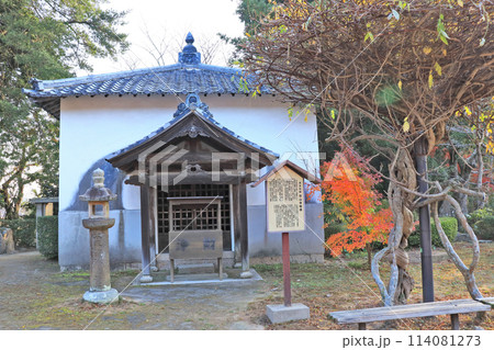 下関市の人気観光スポット秋の功山寺境内にある経蔵 下関市の人気観光スポット秋の功山寺境内にある経蔵 114081273