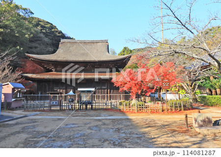人気観光スポット下関市長府の功山寺国宝の仏殿 114081287
