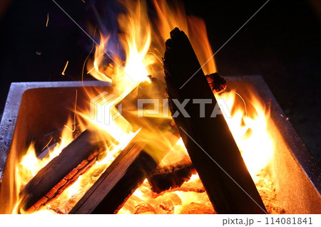 キャンプのバーベキュー用の焚火 キャンプのバーベキュー用の焚火 114081841