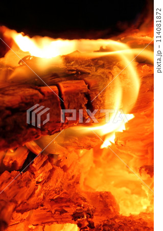 キャンプのバーベキュー用の焚火 114081872