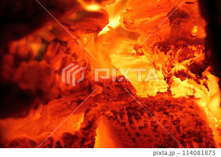 キャンプのバーベキュー用の焚火 114081873