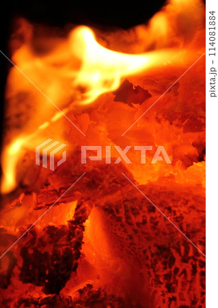 キャンプのバーベキュー用の焚火 114081884