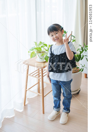 子供の夏服ファッションコーディネート全身(縦向き) 子供の夏服ファッションコーディネート全身(縦向き) 114081953