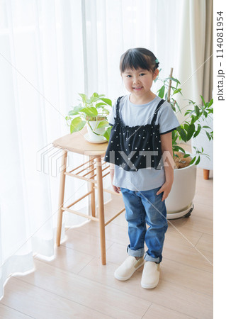 子供の夏服ファッションコーディネート全身(縦向き) 子供の夏服ファッションコーディネート全身(縦向き) 114081954