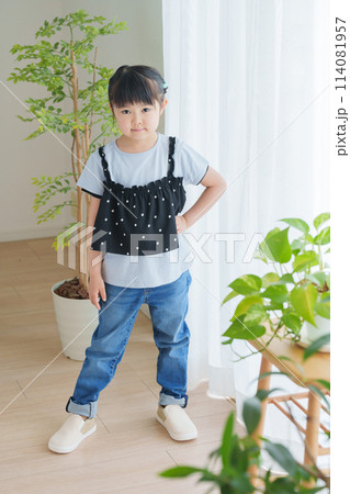 子供の夏服ファッションコーディネート全身（縦向き） 114081957