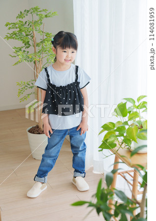 子供の夏服ファッションコーディネート全身(縦向き) 子供の夏服ファッションコーディネート全身(縦向き) 114081959