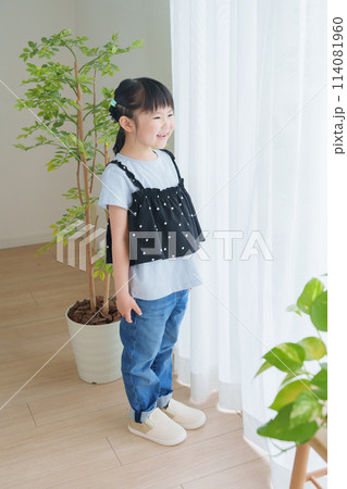子供の夏服ファッションコーディネート全身(縦向き) 子供の夏服ファッションコーディネート全身(縦向き) 114081960