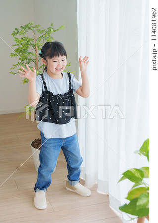 子供の夏服ファッションコーディネート全身（縦向き） 114081962