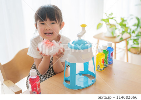 かき氷を作る子供 かき氷を作る子供 114082666