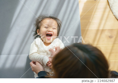 笑顔でママと遊ぶ赤ちゃん 笑顔でママと遊ぶ赤ちゃん 114082987
