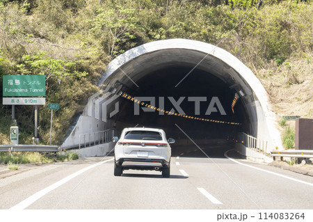 東北道の福島トンネル　出入り口　福島県福島市 114083264