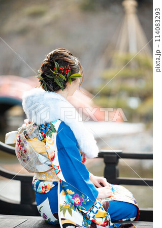 着物を着て座る若い女性 114083293