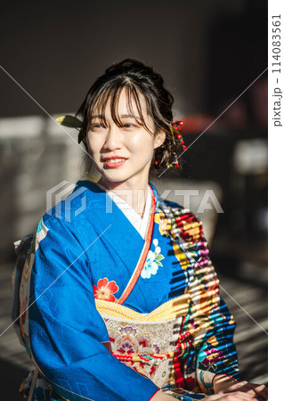 振袖を着て縁側に座っている美人の若い女性 振袖を着て縁側に座っている美人の若い女性 114083561