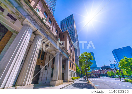 日本の東京都市景観 新景。夏のような日差し…新緑の丸の内や日本工業倶楽部、東京駅などを望む＝28日 114083596