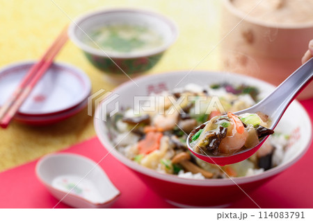 具沢山の中華丼 114083791