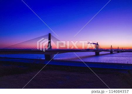 三重県、伊勢湾岸自動車道に架かるトゥインクルのマジックアワー(湾岸揖斐川橋) 三重県、伊勢湾岸自動車道に架かるトゥインクルのマジックアワー(湾岸揖斐川橋) 114084357