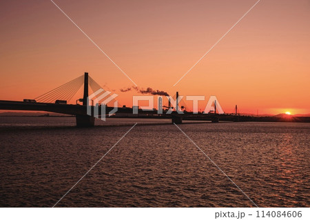 三重県、伊勢湾岸自動車道に架かるトゥインクルの夕暮れ（湾岸揖斐川橋） 114084606