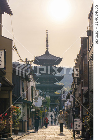 八坂通り(夢見坂)から見える八坂の塔 朝景 八坂通り(夢見坂)から見える八坂の塔 朝景 114084655