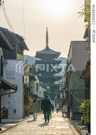 八坂通り（夢見坂）から見える八坂の塔　朝景 114084656