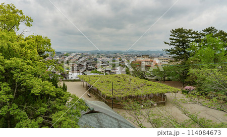 松坂城跡の藤棚越しに見る町/三重県松阪市 松坂城跡の藤棚越しに見る町/三重県松阪市 114084673