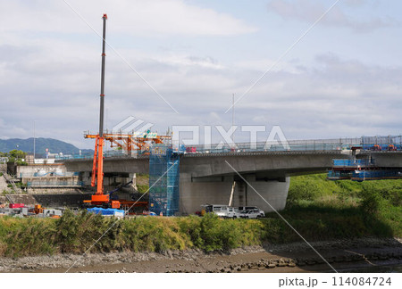道路橋の拡張工事　福岡県の国道443号線に架かる道路橋の拡張工事風景 114084724