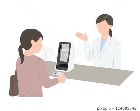 マイナンバー保険証で受付をする女性と白衣の女性 114085342