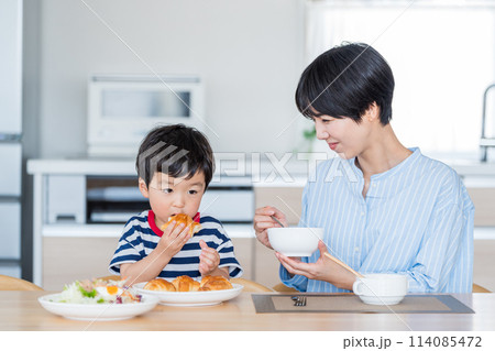 朝食を食べる親子。 朝食を食べる親子。 114085472