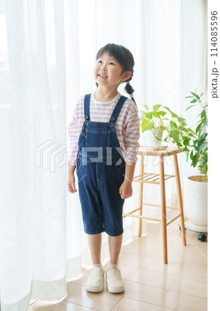 笑顔の子供の春服全身ファッションコーデ 笑顔の子供の春服全身ファッションコーデ 114085596