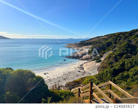 高台から眺める海 114085617