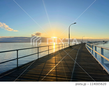 桟橋から眺める日の出 114085620