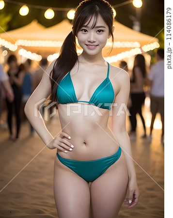 イルミネーションがきれいな夜のビーチパーティーに参加する緑色のビキニの女性 114086179