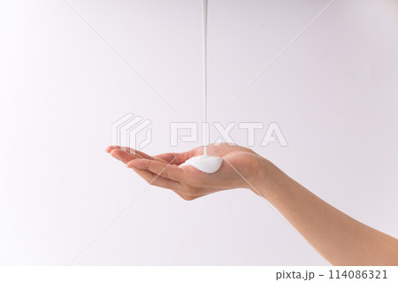 保湿クリームが垂れている女性の手のパーツ 114086321