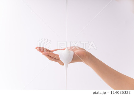 保湿クリームが垂れている女性の手のパーツ 114086322