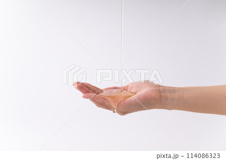 オイルが垂れている女性の手のパーツ 114086323