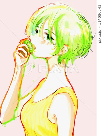 キウイをかじる可愛いショートカットの女の子 114086343