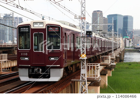 新淀川橋梁を渡る阪急神戸本線1000系電車（特急列車） 114086466