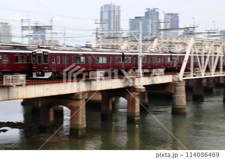 新淀川橋梁を渡る阪急神戸本線1000系電車(特急列車) 新淀川橋梁を渡る阪急神戸本線1000系電車(特急列車) 114086469