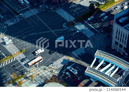 of busy intersection with traffic and people in Tokyo, Japan 114086544