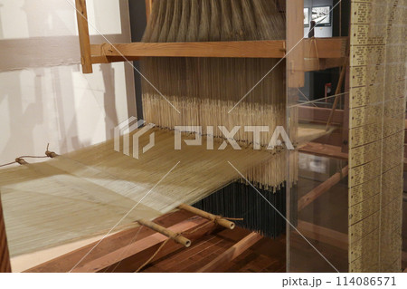 古いジャガード織機の紋紙 114086571